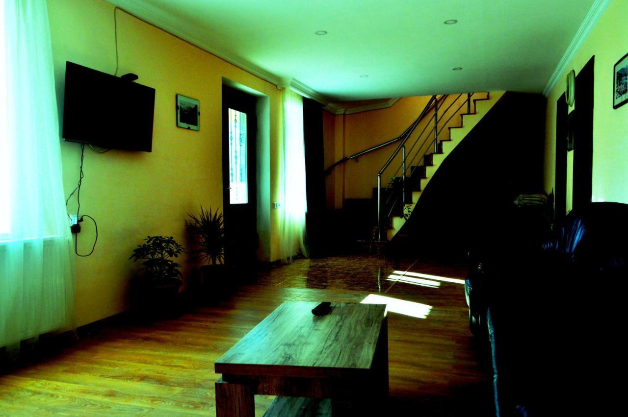 Guest House Qubi Kazbegi Bagian luar foto