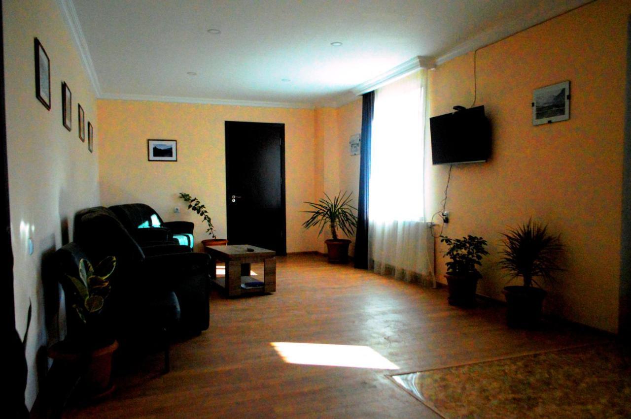 Guest House Qubi Kazbegi Bagian luar foto
